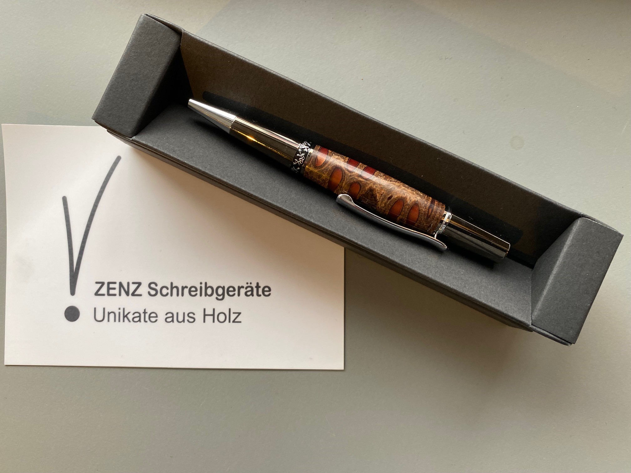 Holzkugelschreiber_Unikate_Handgefertigt_Das_Einrichtungshaus-XXS_Willich_Krefeld_Düsseldorf_Duisburg_Essen_Neuss_Kaarst_Mönchengladbach_Viersen_Amazone 1