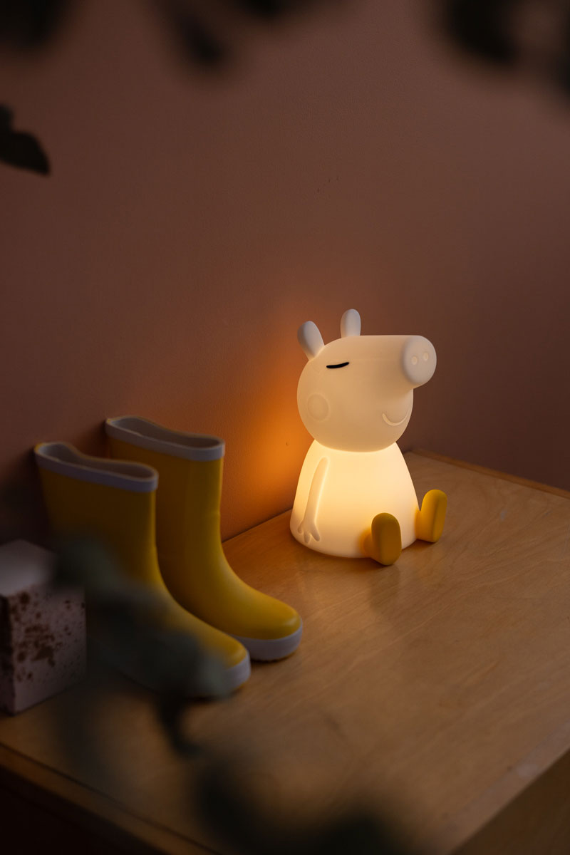1_Mr-Maria-LED-Leuchte-Peppa-Pig-First-Light_Das_Einrichtungshaus_XXS_Willich_Krefeld_Kempen_Düsseldorf_Neuss_Kaarst_Meerbusch_Büderich_Mönchengladbach_Köln_Viersen_amazon_2